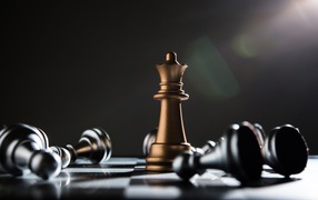 Шахматная королева на доске с пешками 