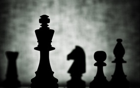 Силуэты шахмат на доске