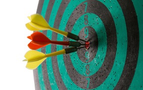 Дротики в десятке на доске для дартса 