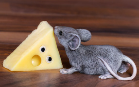 Статуэтка крысы с кусочком сыра 