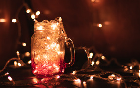 Включенная гирлянда в стеклянном кувшине