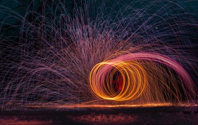 Разноцветные искры яркого фейерверка зимой 