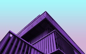 Фиолетовое архитектурное сооружение на голубом фоне
