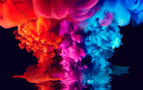Красный, голубой и сиреневый дым на черном фоне