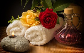Розы, банные полотенца, свеча и ароматное масло 