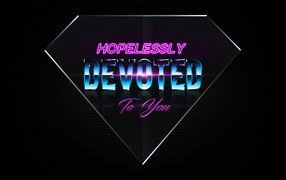 Надпись на английском Devoted to you Hopeless на черном фоне