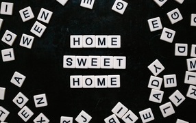 Белые кубики с буквами на черном фоне