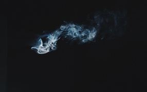 Белый дым на черном фоне 