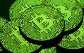Зеленые монеты биткоин крупным планом