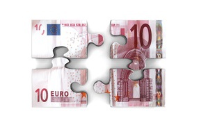Пазл из купюры евро на белом фоне