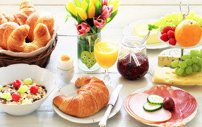 Завтрак на столе с букетом тюльпанов