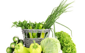 Огурцы, перец, капуста, зеленый лук и петрушка на белом фоне