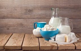 Молочные продукты на деревянном столе