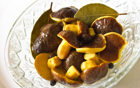 Вкусные маринованные грибы в стеклянной салатнице