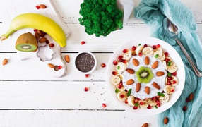 Десерт с бананами, гранатом и миндальными орехами