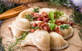 Вареники на доске с выжарками 
