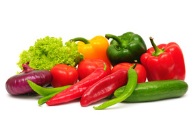 Свежий болгарский перец, помидоры, огурец, лук и листья салата на белом фоне