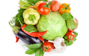 Свежие овощи на белом фоне с зеленью 