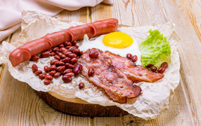 Яичница с беконом, сосиской и фасолью 