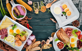 Сытный завтрак на столе со специями 