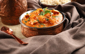 Блюдо индийской кухни Шахи панир на столе 