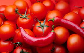 Много красных помидоров с красным перцем крупным планом
