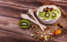 Мюсли с бананами и киви на столе 