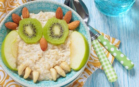 Овсяная каша с орехами, киви и яблоками для ребенка