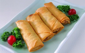 Блины на тарелке с петрушкой и помидорами