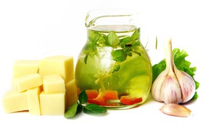 Рассол в кувшине на белом фоне с сыром и чесноком