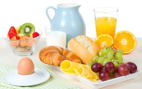 Продукты на столе на завтрак 