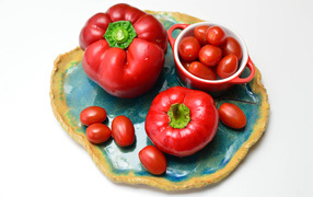 Красный болгарский перец на подносе с помидорами