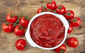 Красные спелые помидоры на столе с кетчупом