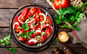 Салат из красных помидор с луком и петрушкой 