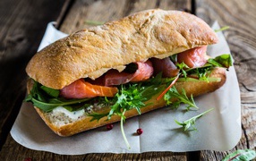 Сендвич с зеленью и красной рыбой 