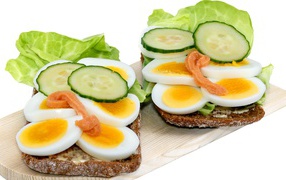 Бутерброды с огурцом, листьями салата и яйцом 