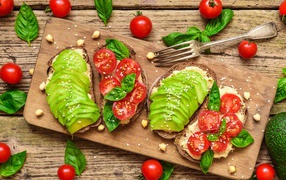 Бутерброды с овощами на деревянной доске 