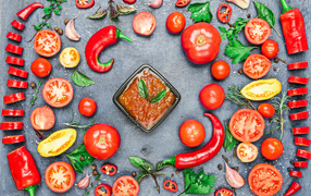 Соус на  сером фоне с овощами, специями и зеленью