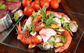 Салат из морепродуктов на стеклянной тарелке 