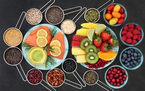 Семена, рыба, ягоды и фрукты на столе вид сверху