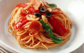 Spaghetti with Bulgarian pepper, bacon and mushrooms