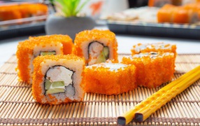 Суши с икрой на салфетке с палочками