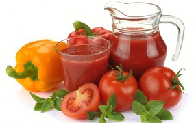 Томатный сок на белом фоне с болгарским перцем, красными помидорами и базиликом