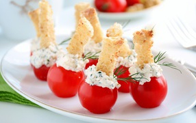 Tomatoes stuffed with curd and crackers