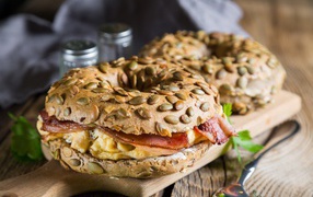 Два гамбургера с мясом и булочкой