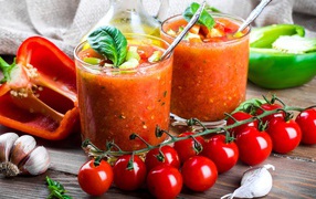 Овощные смузи в стаканах на столе с овощами 