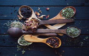 Wooden spoons on the table with tea