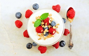 Yogurt with oatmeal and blueberries and raspberries