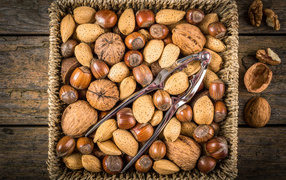 Корзина с разными орехами на столе