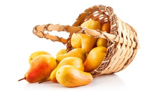 Красивые аппетитные желтые груши в корзине на белом фоне